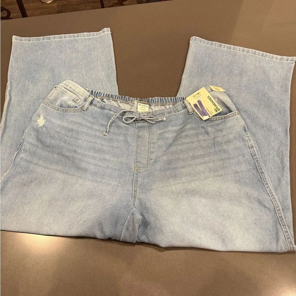 No Boundaries Light Wash women’s Relaxed Jeans